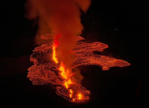 冰岛火山大爆发，地面惊现1000米裂缝！岩浆吞噬房屋，著名景点变鬼城（视频/组图） - 7