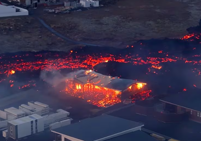 冰岛火山大爆发，地面惊现1000米裂缝！岩浆吞噬房屋，著名景点变鬼城（视频/组图） - 6