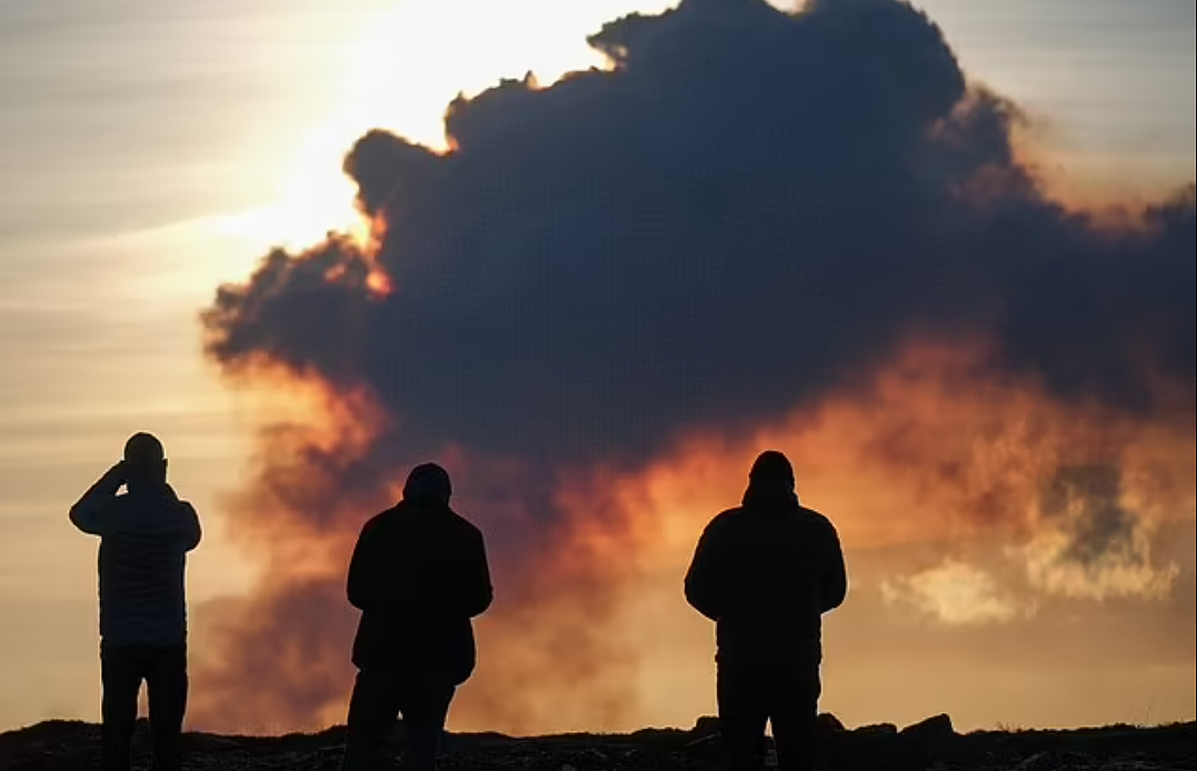冰岛火山大爆发，地面惊现1000米裂缝！岩浆吞噬房屋，著名景点变鬼城（视频/组图） - 15