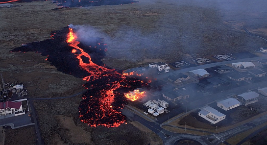 冰岛火山大爆发，地面惊现1000米裂缝！岩浆吞噬房屋，著名景点变鬼城（视频/组图） - 4