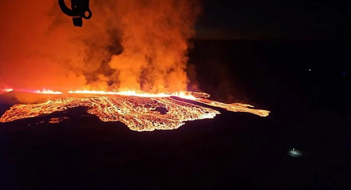 冰岛火山大爆发，地面惊现1000米裂缝！岩浆吞噬房屋，著名景点变鬼城（视频/组图） - 2