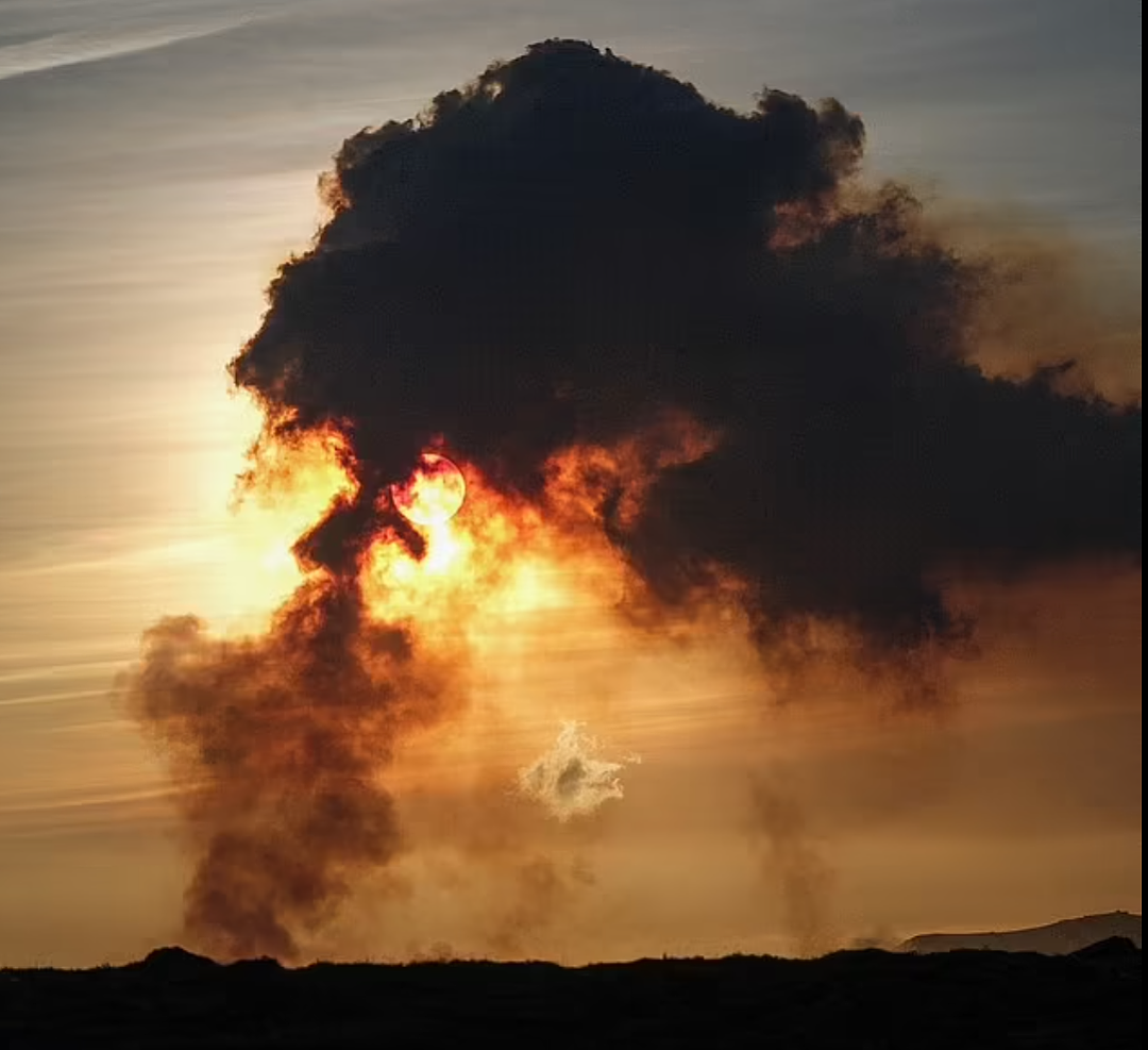 冰岛火山大爆发，地面惊现1000米裂缝！岩浆吞噬房屋，著名景点变鬼城（视频/组图） - 12