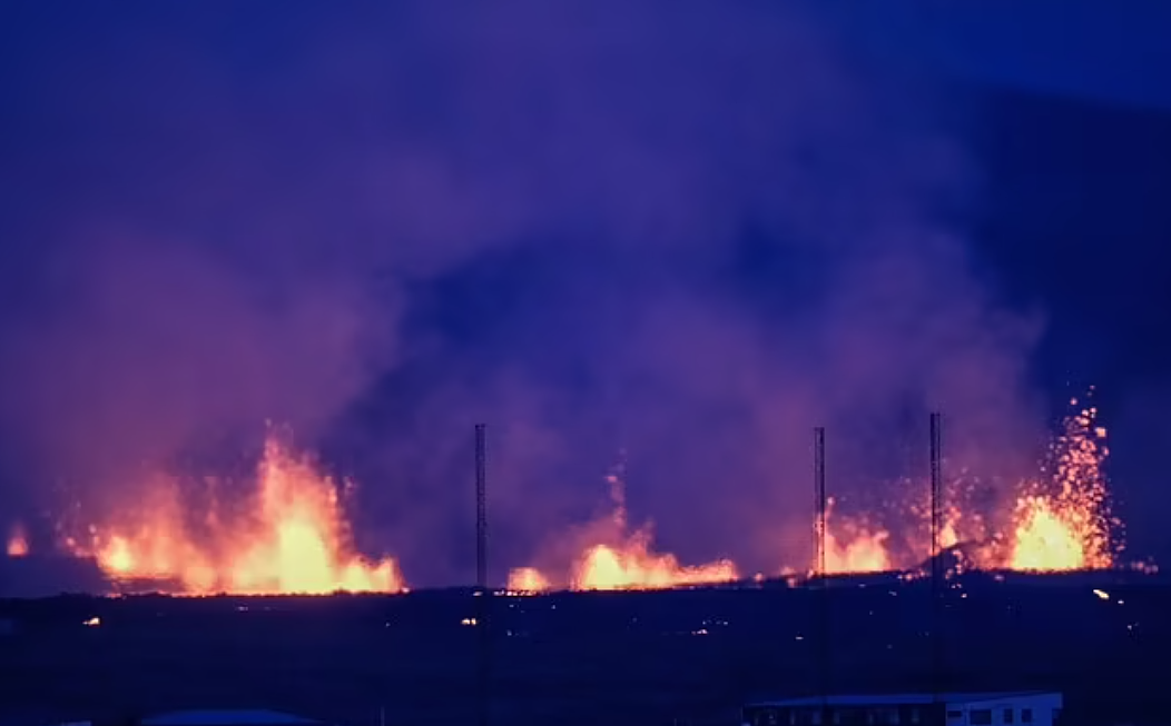冰岛火山大爆发，地面惊现1000米裂缝！岩浆吞噬房屋，著名景点变鬼城（视频/组图） - 14