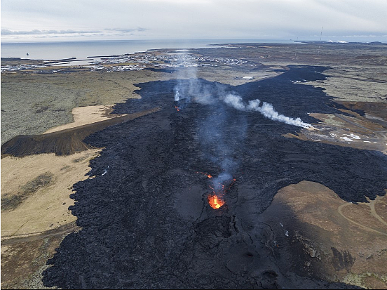 冰岛火山大爆发，地面惊现1000米裂缝！岩浆吞噬房屋，著名景点变鬼城（视频/组图） - 19