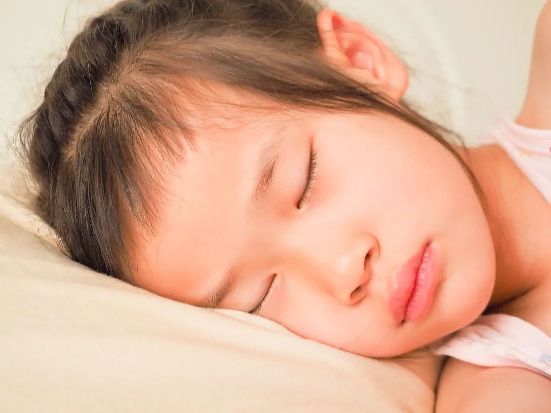 最佳睡眠不是睡够8小时？研究发现：这样睡觉的人，大脑更容易出问题！（组图） - 1