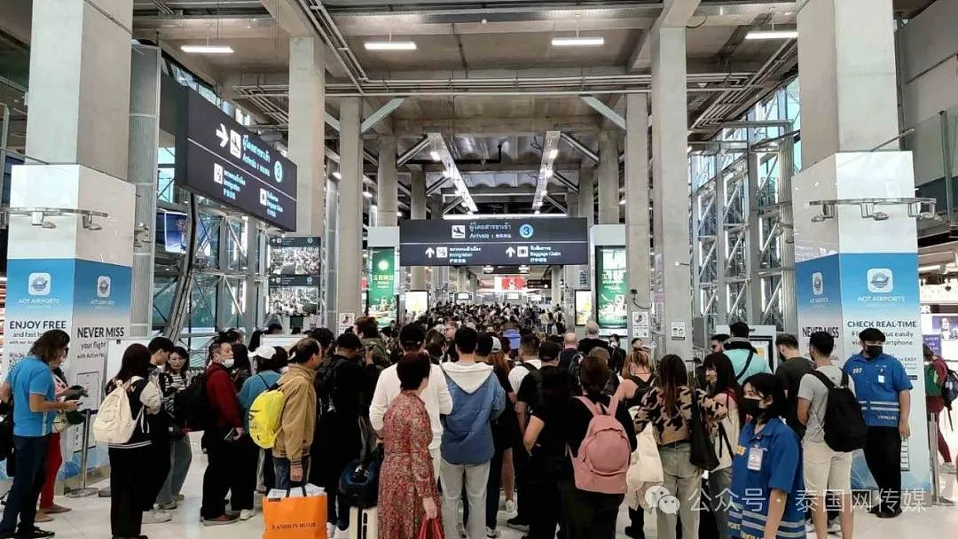“消失的中国游客”回来了！排队3小时才入境，永久免签之前的泰国机场挤爆了（组图） - 1