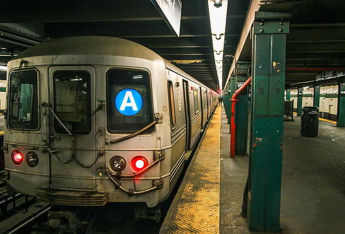 恐怖视频疯传！纽约男地铁隧道内上吊，面色惨白光着双脚（组图） - 4