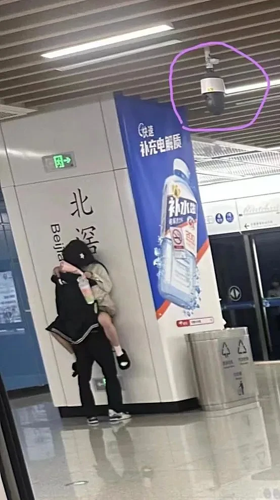 广州地铁小情侣公然熊抱贴墙热吻，路人惊呆：太有实力了！（组图） - 2
