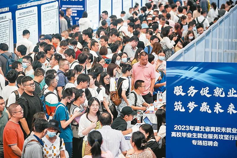 “盖牌”半年！中国青年失业率变14.9%，网友讽“优化数据”（组图） - 1