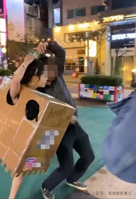 韩国女子只穿个纸箱在街头“求摸”，太多人围观引来警察，或被判刑（组图） - 19