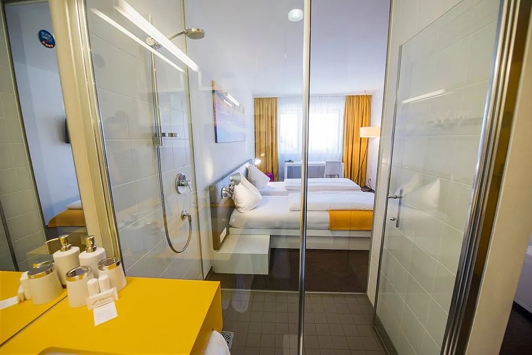 风靡中国的“透明厕所”亮相新西兰五星酒店！游客惊掉下巴，本地人要求整改......（组图） - 19
