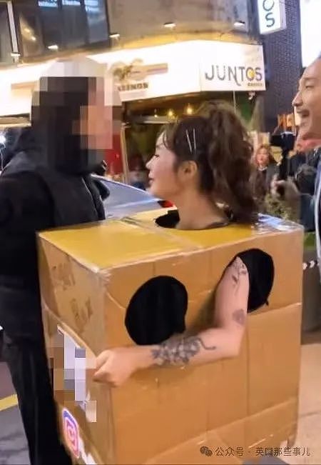 韩国女子只穿个纸箱在街头“求摸”，太多人围观引来警察，或被判刑（组图） - 13