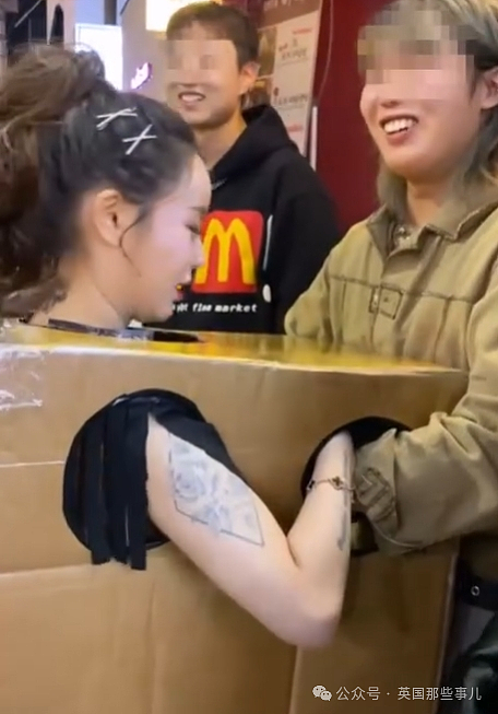 韩国女子只穿个纸箱在街头“求摸”，太多人围观引来警察，或被判刑（组图） - 8
