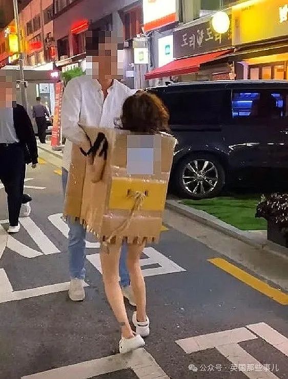 韩国女子只穿个纸箱在街头“求摸”，太多人围观引来警察，或被判刑（组图） - 24