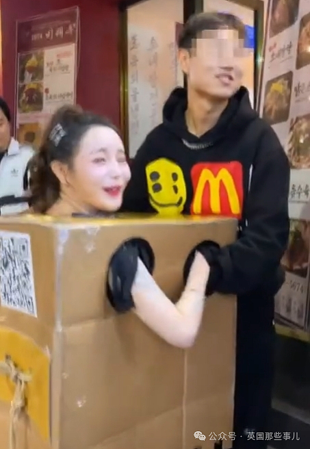 韩国女子只穿个纸箱在街头“求摸”，太多人围观引来警察，或被判刑（组图） - 14