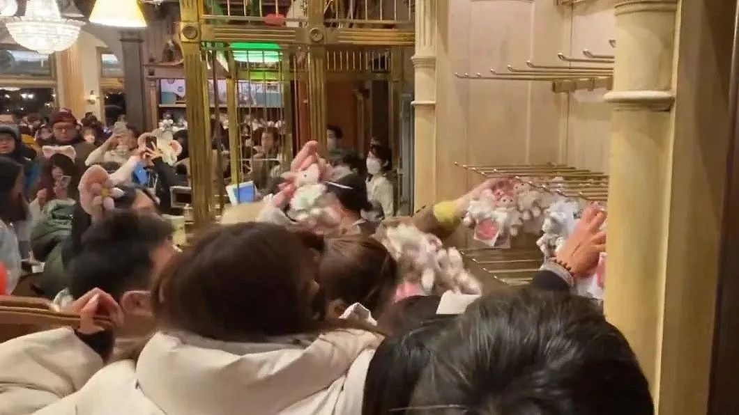 日媒：中国游客涌入东京迪士尼扫光限量周边，在网上高价倒卖，日本人愤怒了！（组图） - 1