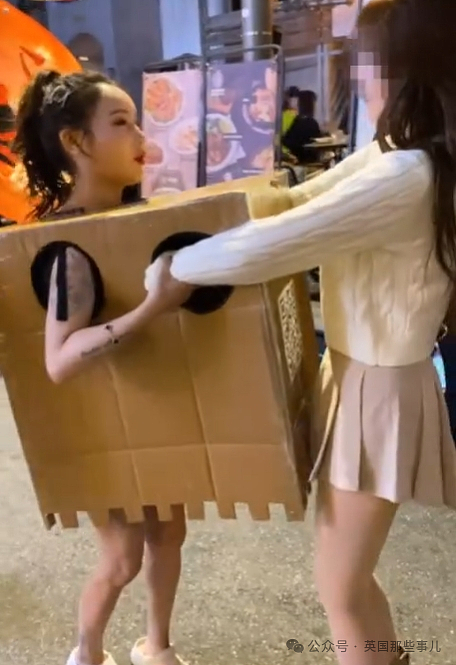 韩国女子只穿个纸箱在街头“求摸”，太多人围观引来警察，或被判刑（组图） - 21