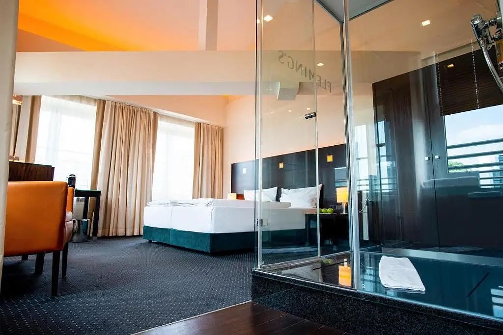 风靡中国的“透明厕所”亮相新西兰五星酒店！游客惊掉下巴，本地人要求整改......（组图） - 28