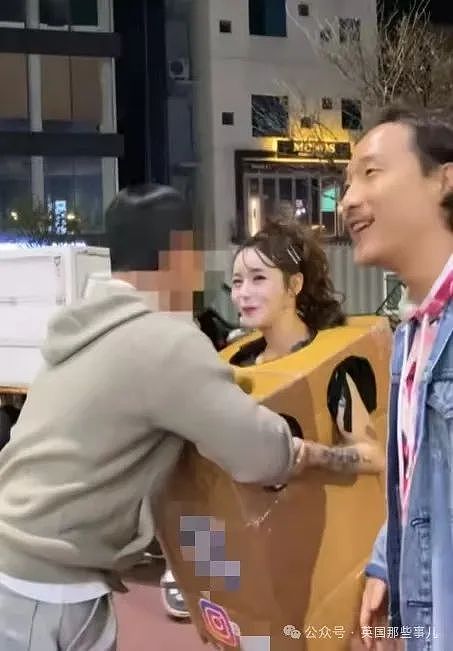 韩国女子只穿个纸箱在街头“求摸”，太多人围观引来警察，或被判刑（组图） - 22
