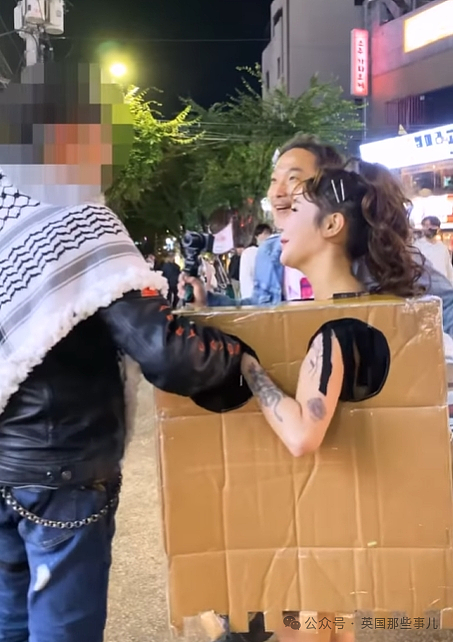 韩国女子只穿个纸箱在街头“求摸”，太多人围观引来警察，或被判刑（组图） - 6