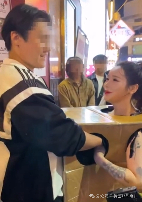 韩国女子只穿个纸箱在街头“求摸”，太多人围观引来警察，或被判刑（组图） - 15