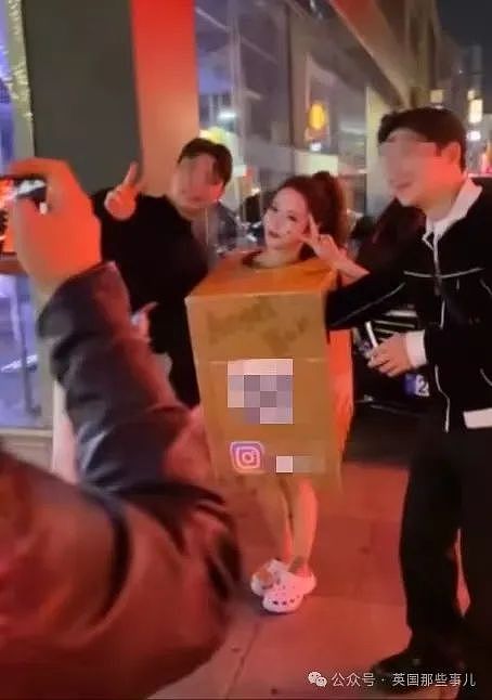 韩国女子只穿个纸箱在街头“求摸”，太多人围观引来警察，或被判刑（组图） - 18