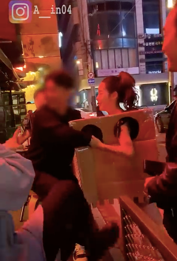 韩国女子身穿纸箱在街头“求摸”，有的网友支持，有的指责她物化女性（组图） - 9