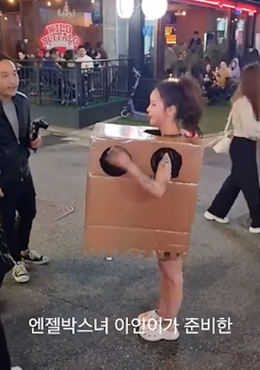 韩国女子身穿纸箱在街头“求摸”，有的网友支持，有的指责她物化女性（组图） - 16