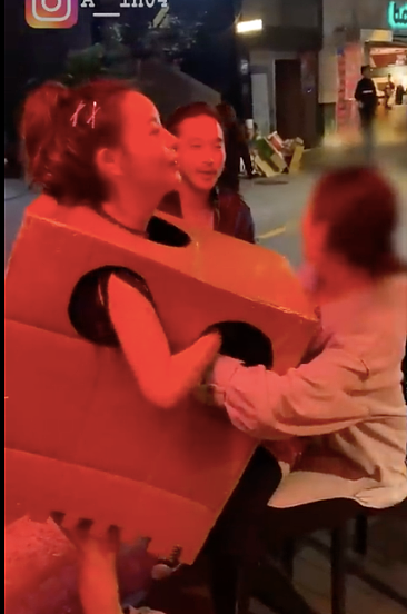 韩国女子身穿纸箱在街头“求摸”，有的网友支持，有的指责她物化女性（组图） - 12