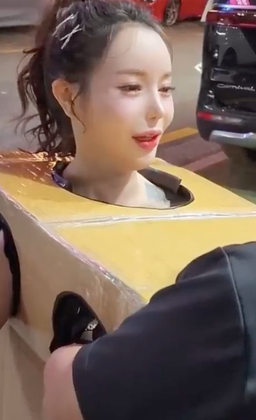 韩国女子身穿纸箱在街头“求摸”，有的网友支持，有的指责她物化女性（组图） - 7