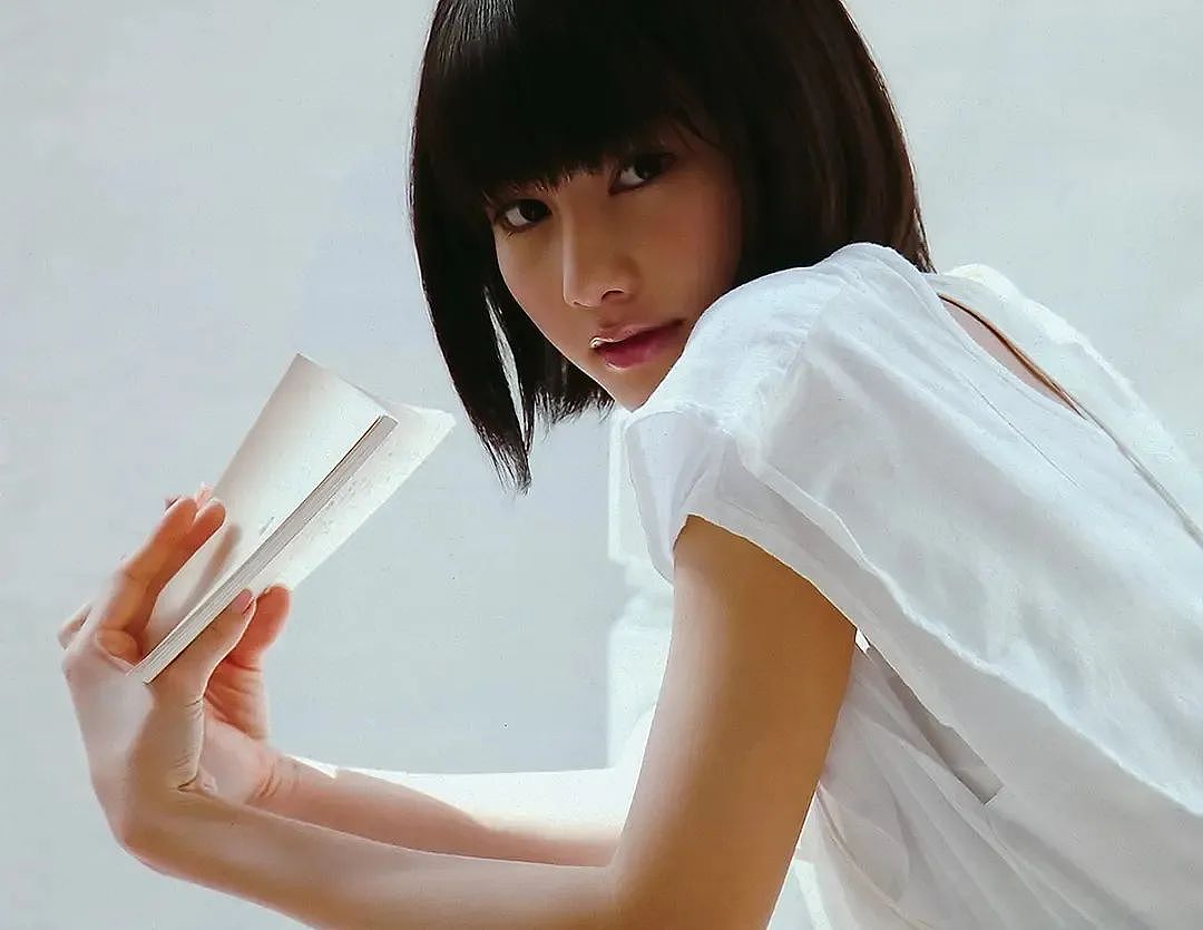 ​日本这位女星12岁就吸粉无数，近照曝光形象大变，吓坏网友：受什么刺激了？（组图） - 9