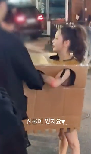 韩国女子身穿纸箱在街头“求摸”，有的网友支持，有的指责她物化女性（组图） - 14