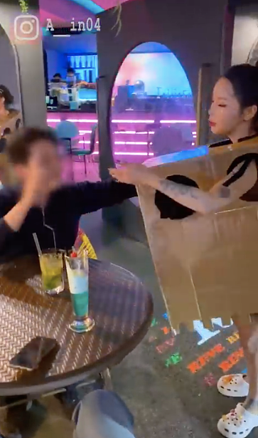 韩国女子身穿纸箱在街头“求摸”，有的网友支持，有的指责她物化女性（组图） - 15