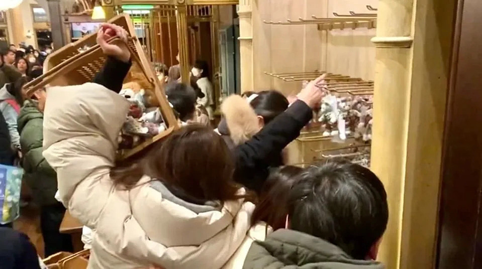 爆火视频！中国人东京疯抢达菲熊，当地人吓到（视频/组图） - 1