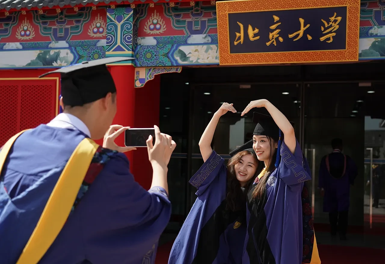 学历贬值！北大、清华等中国名校大学，逾7成毕业生选择读研（组图） - 1