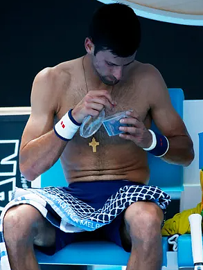 德约科维奇在澳网比赛中喝的神秘水，被人扒出来了（组图） - 2