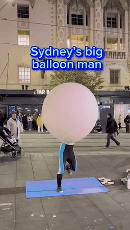 遗憾！那个曾在澳洲街头穿着巨大蓝气球表演的华人，不幸去世了（组图） - 2