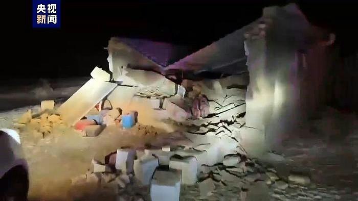 新疆阿克苏地区乌什县附近7.1级地震，有房屋倒塌民众受伤（组图） - 1