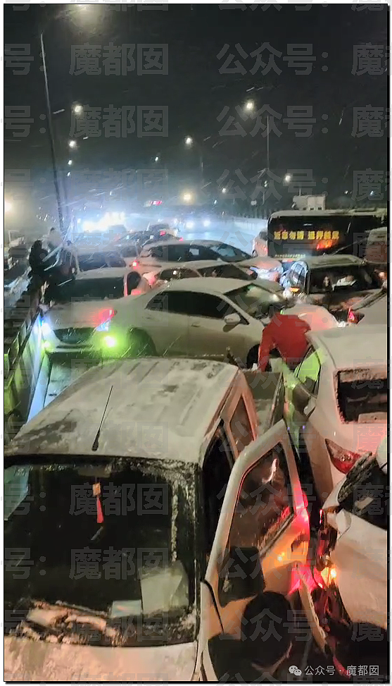 疯传！中国南方突降暴雪，几十部汽车诡异碰撞变形，现场极为惨烈（组图） - 7