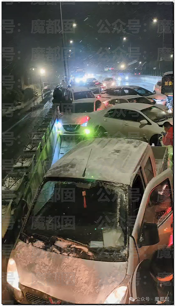 疯传！中国南方突降暴雪，几十部汽车诡异碰撞变形，现场极为惨烈（组图） - 6