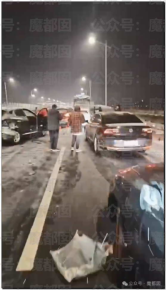 疯传！中国南方突降暴雪，几十部汽车诡异碰撞变形，现场极为惨烈（组图） - 24