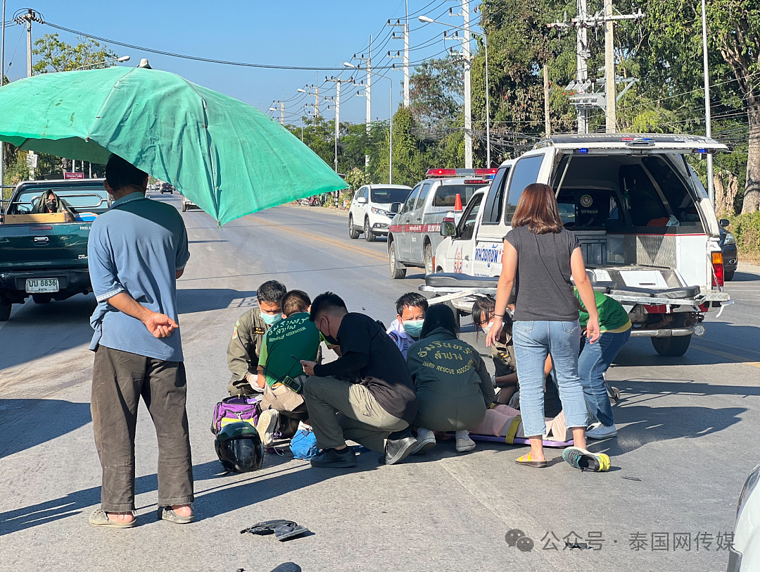 华男被撞飞百米后当场身亡！车祸第一现场照片公布！摩托车已破损变形（组图） - 4