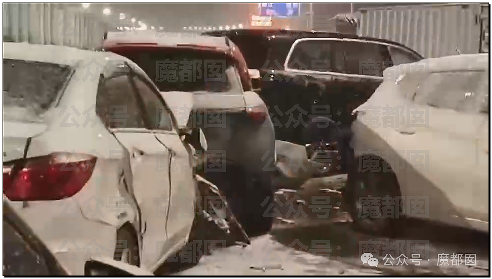 疯传！中国南方突降暴雪，几十部汽车诡异碰撞变形，现场极为惨烈（组图） - 28