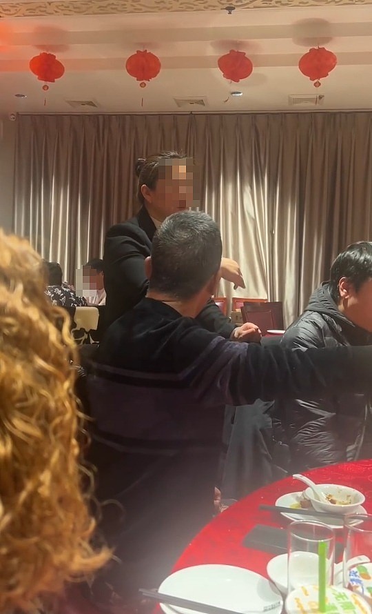 上海一女子吃饭戴孝布被要求取下引争议，饭店：善意提醒，非强制（组图） - 2