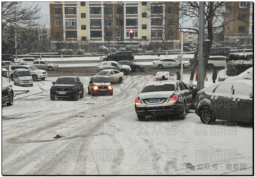 疯传！中国南方突降暴雪，几十部汽车诡异碰撞变形，现场极为惨烈（组图） - 55
