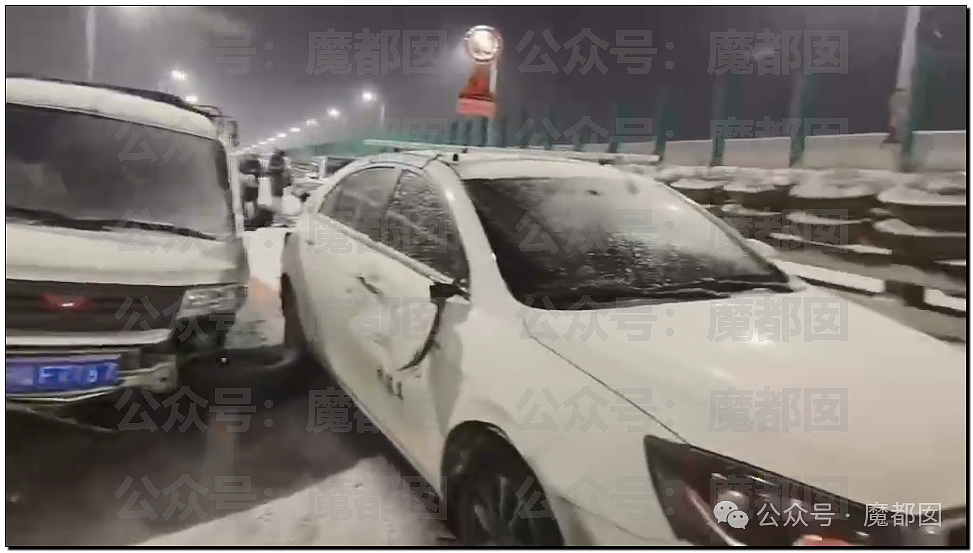 疯传！中国南方突降暴雪，几十部汽车诡异碰撞变形，现场极为惨烈（组图） - 27