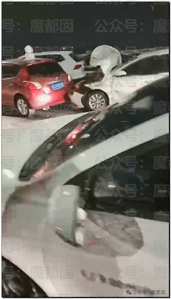 疯传！中国南方突降暴雪，几十部汽车诡异碰撞变形，现场极为惨烈（组图） - 22