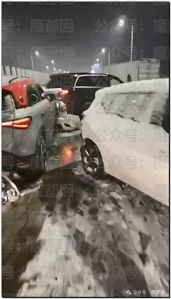 疯传！中国南方突降暴雪，几十部汽车诡异碰撞变形，现场极为惨烈（组图） - 23