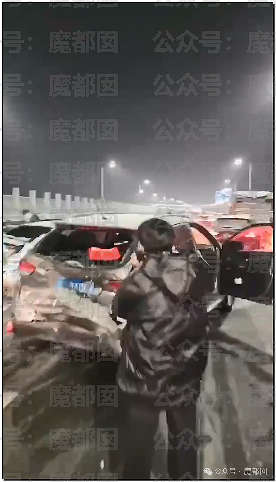 疯传！中国南方突降暴雪，几十部汽车诡异碰撞变形，现场极为惨烈（组图） - 25