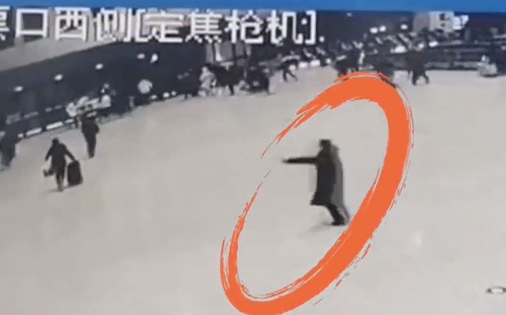 新疆7.1强震！车站女员工狂奔急疏散，逾200旅客逃出大厅（视频/组图） - 1